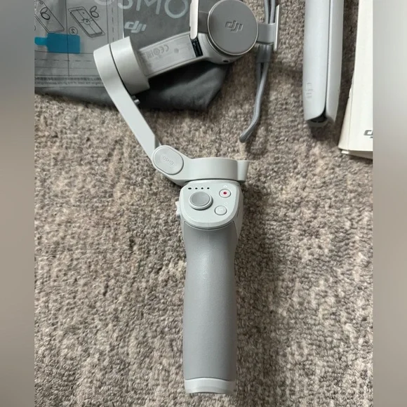 DJI OM 4 - Handheld 3-Axis Smartphone Gimbal Stabilizer - Picture 2 of 7